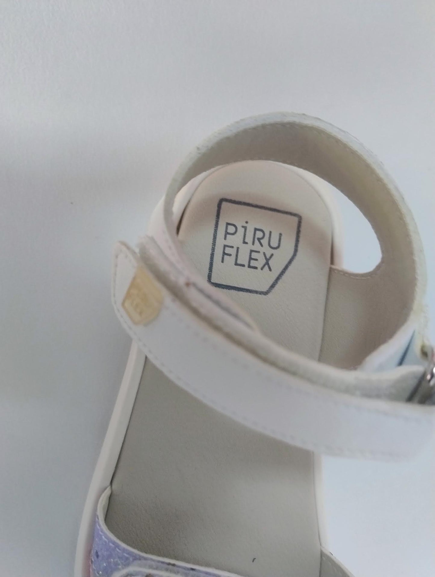 Piruflex sandalias respetuosas blanco y brilli doble ajuste