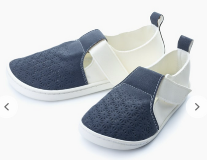 Troqueladas sandalias Barefoot Babylobitos blancas azul